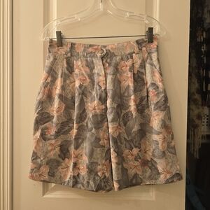 Tehama vintage floral pleated shorts sz 8 tan and peach color
